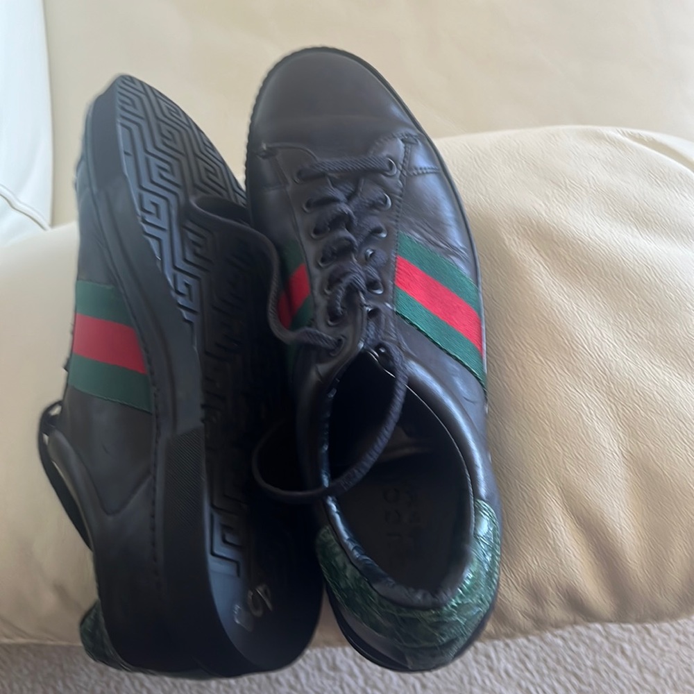 Black green red Gucci men’s shoes barely worn in good condition